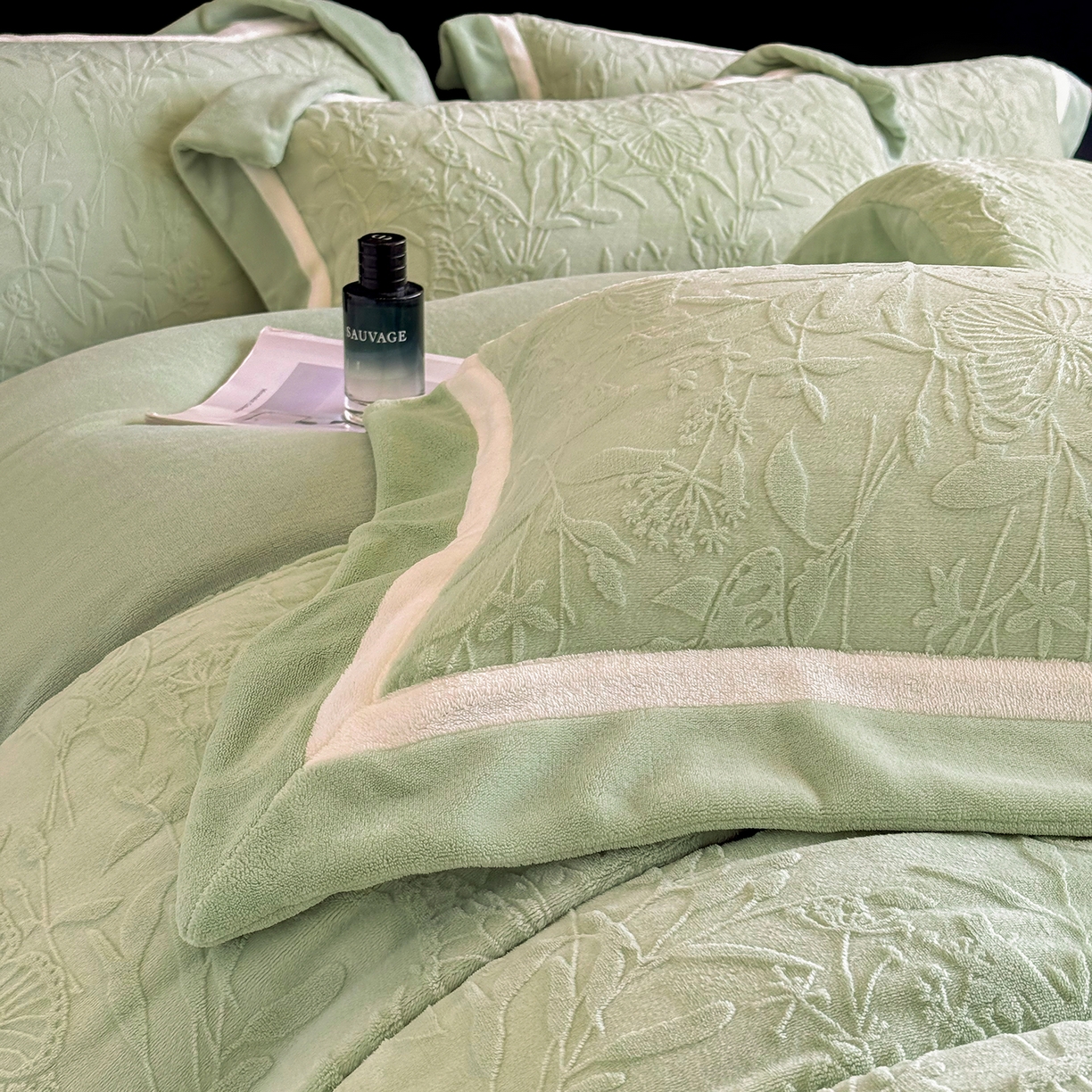 91家纺网 家纺一手货源 找家纺 家居1号家纺 2025新款230克全消光牛奶绒四件套-梦蝶 梦蝶-浅绿