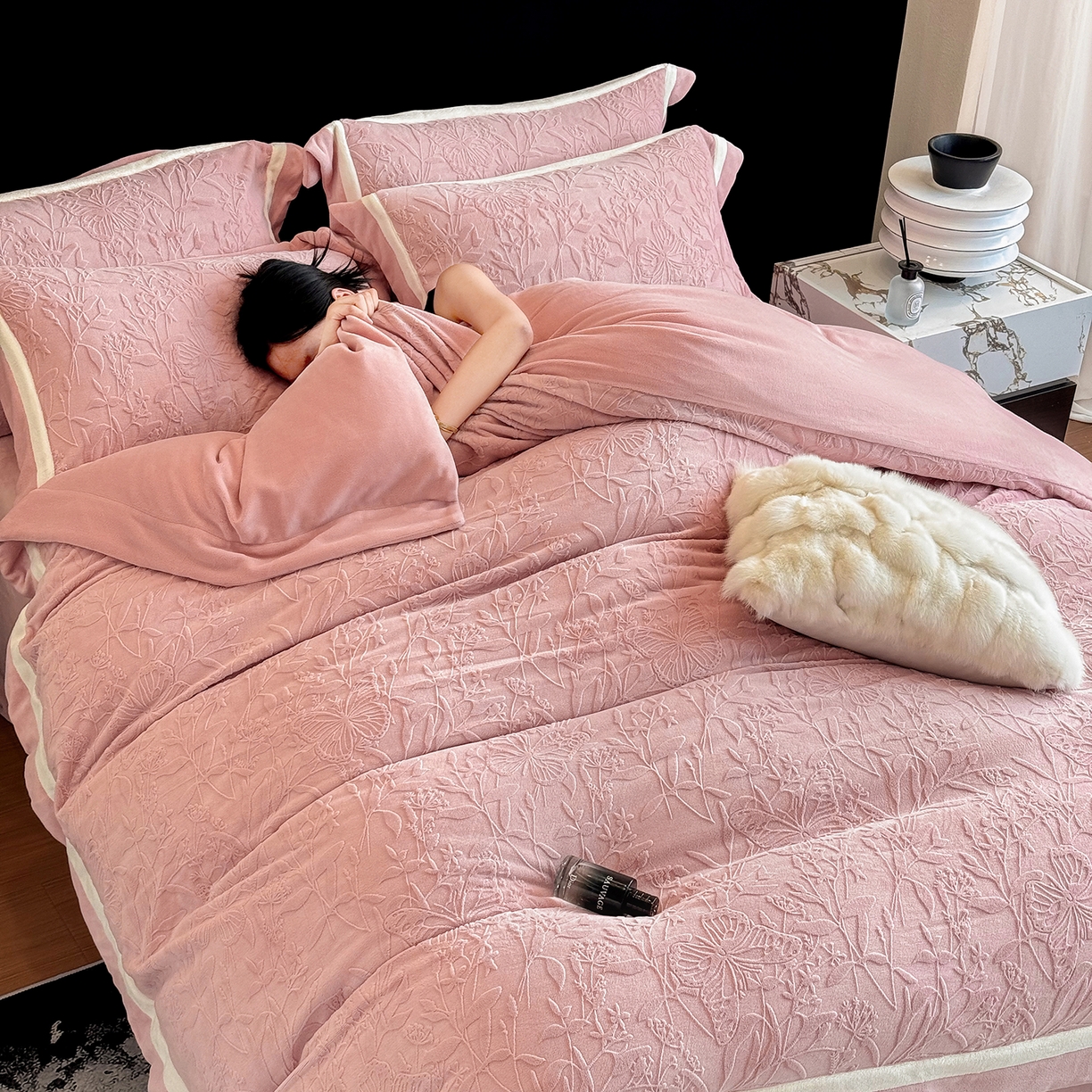 91家纺网 家纺一手货源 找家纺 家居1号家纺 2025新款230克全消光牛奶绒四件套-梦蝶 梦蝶-少女粉