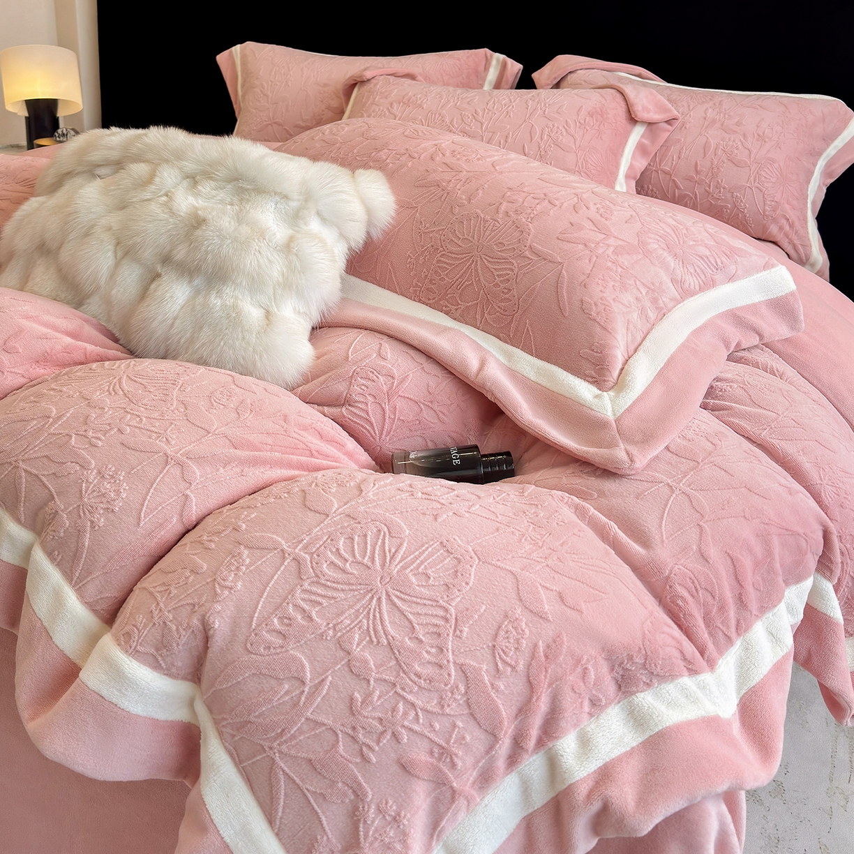 91家纺网 家纺一手货源 找家纺 家居1号家纺 2025新款230克全消光牛奶绒四件套-梦蝶 梦蝶-少女粉