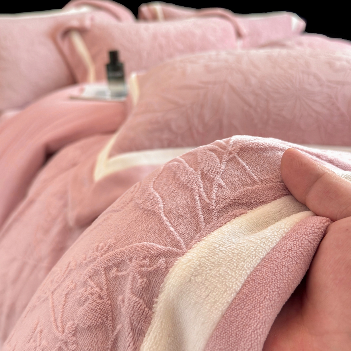 91家纺网 家纺一手货源 找家纺 家居1号家纺 2025新款230克全消光牛奶绒四件套-梦蝶 梦蝶-少女粉