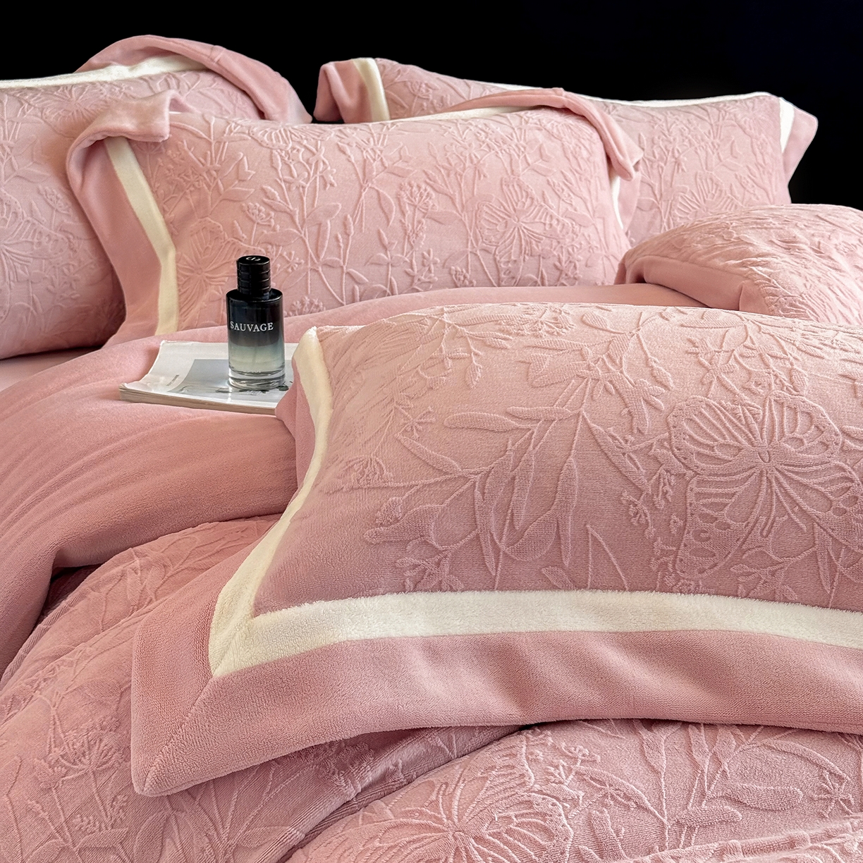 91家纺网 家纺一手货源 找家纺 家居1号家纺 2025新款230克全消光牛奶绒四件套-梦蝶 梦蝶-少女粉