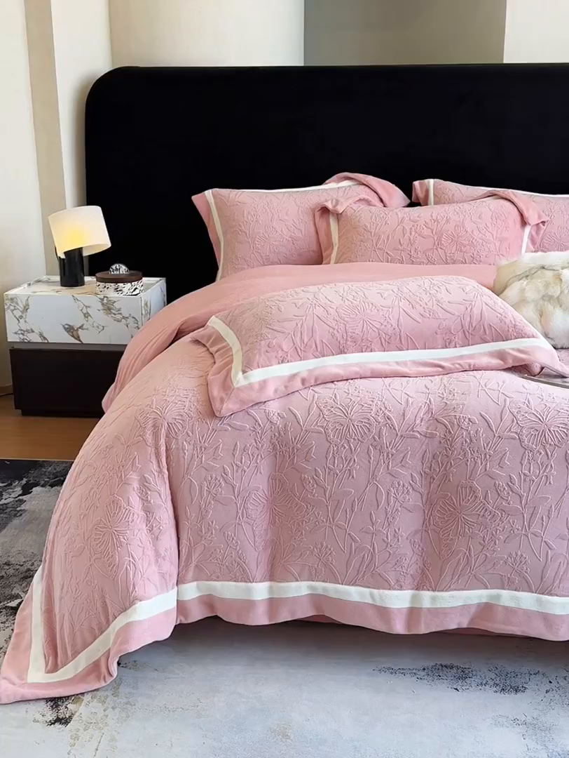 91家纺网 家纺一手货源 找家纺 家居1号家纺 2025新款230克全消光牛奶绒四件套-梦蝶 梦蝶-少女粉