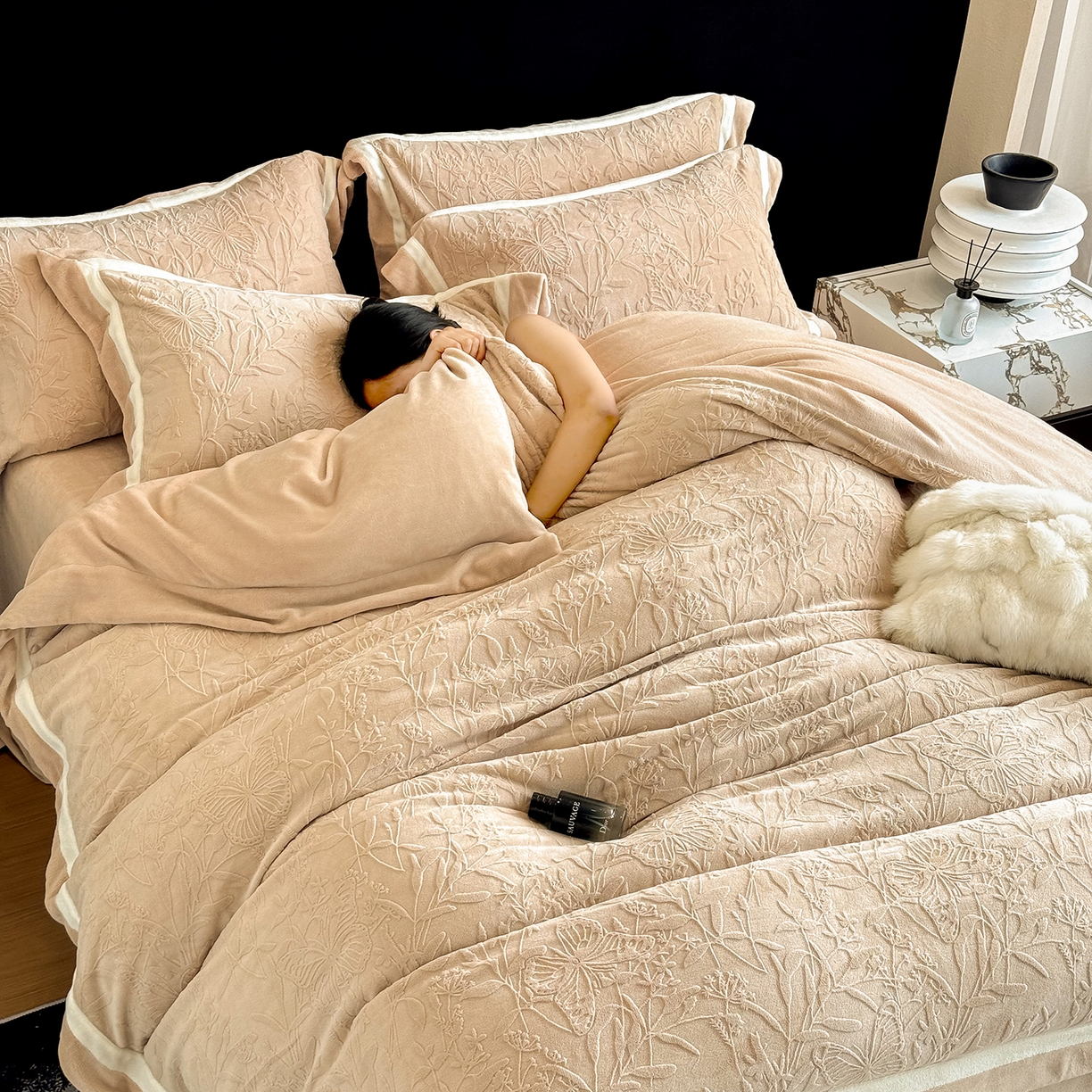 91家纺网 家纺一手货源 找家纺 （总）家居1号家纺 2025新款230克全消光牛奶绒四件套-梦蝶