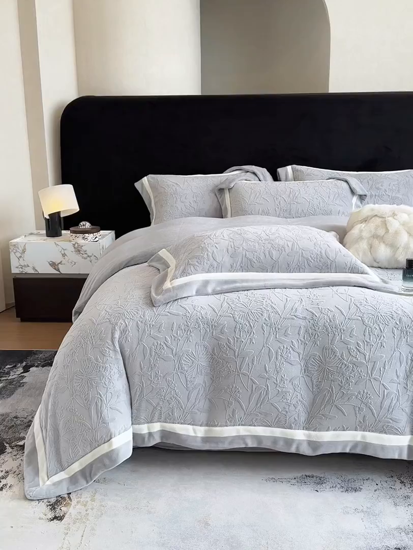 91家纺网 家纺一手货源 找家纺 家居1号家纺 2025新款230克全消光牛奶绒四件套-梦蝶 梦蝶-绅士灰