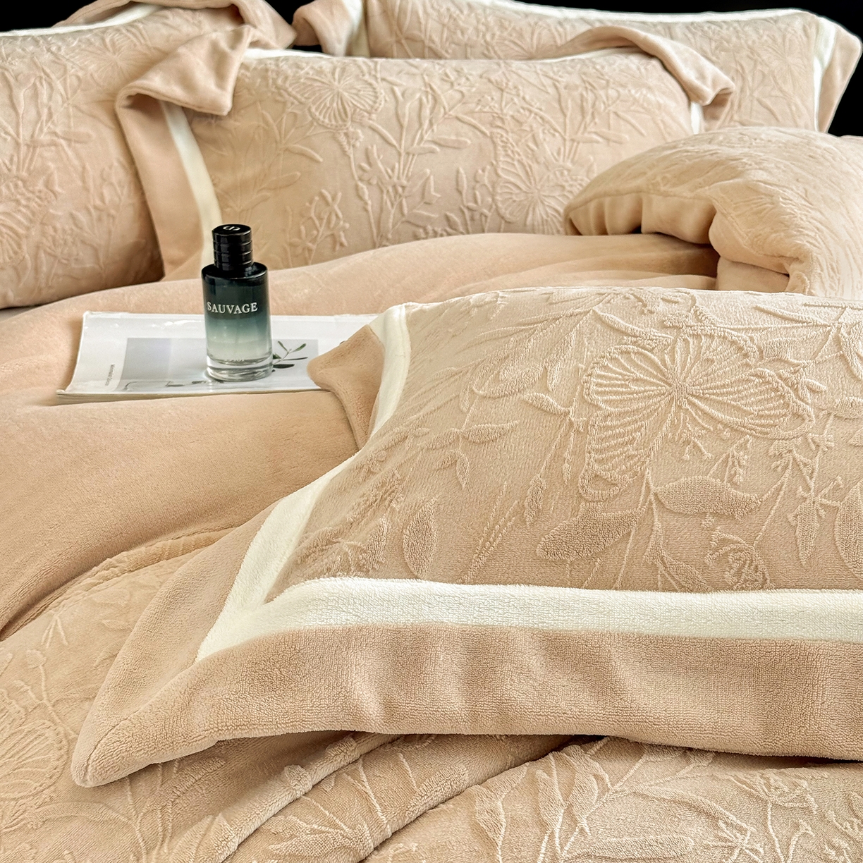 91家纺网 家纺一手货源 找家纺 家居1号家纺 2025新款230克全消光牛奶绒四件套-梦蝶 梦蝶-卡其