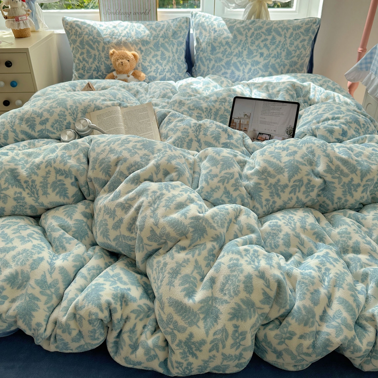 91家纺网 家纺一手货源 找家纺 优选 2025新款小清新加厚高克重牛奶绒四件套直播爆款电商爆款叶子青青