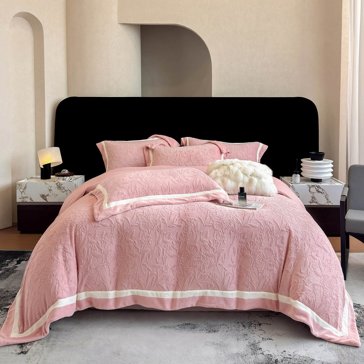 91家纺网 家纺一手货源 找家纺 家居1号家纺 2025新款230克全消光牛奶绒四件套-梦蝶 梦蝶-少女粉