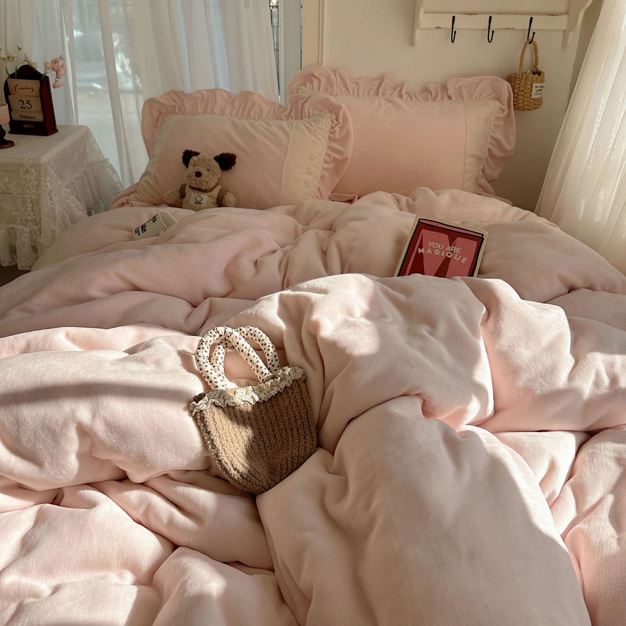 91家纺网 家纺一手货源 找家纺 轻奢坊 2025新款牛奶绒纯色全棉蕾丝大花边四件套-软乎系列 软乎粉