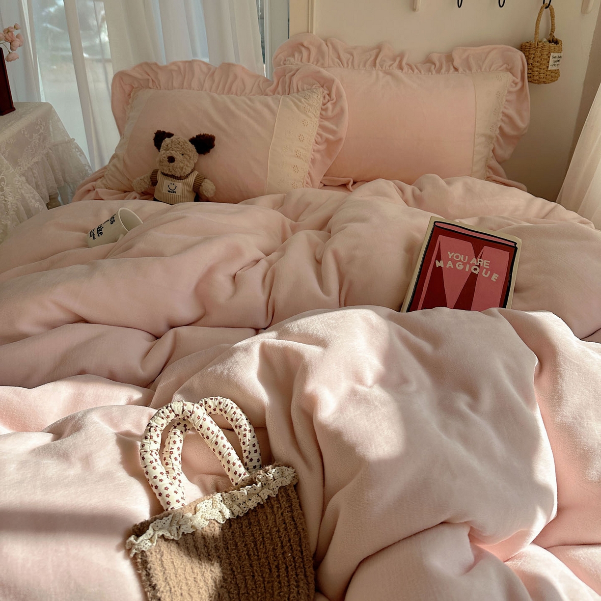 91家纺网 家纺一手货源 找家纺 轻奢坊 2025新款牛奶绒纯色全棉蕾丝大花边四件套-软乎系列 软乎粉