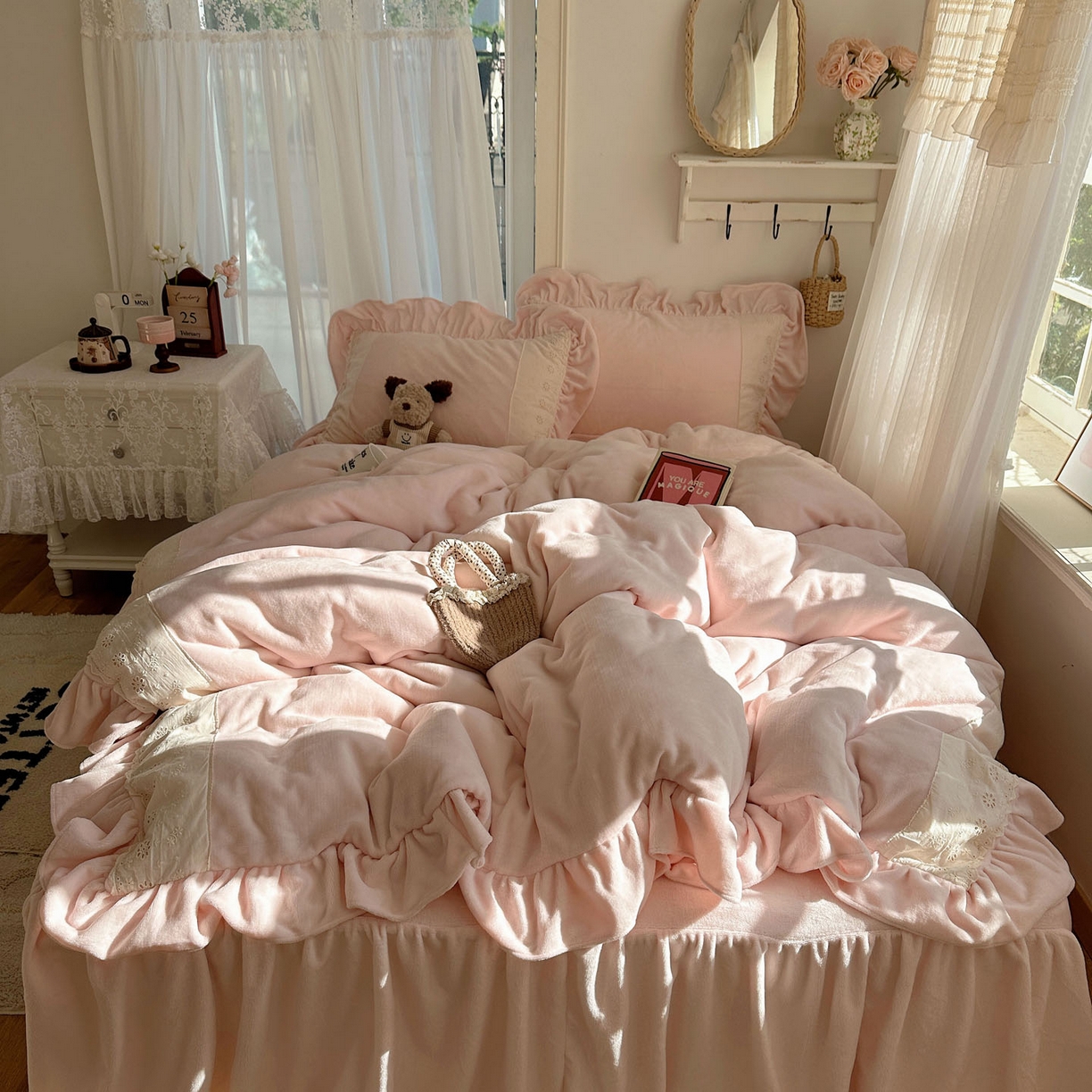 91家纺网 家纺一手货源 找家纺 轻奢坊 2025新款牛奶绒纯色全棉蕾丝大花边四件套-软乎系列 软乎粉