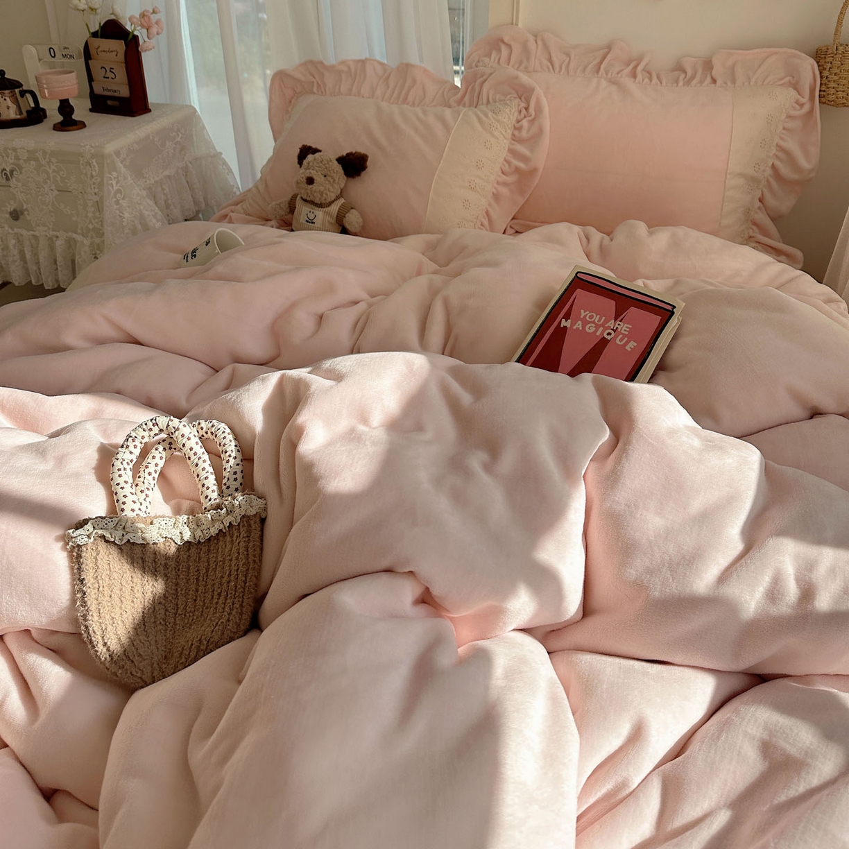 91家纺网 家纺一手货源 找家纺 轻奢坊 2025新款牛奶绒纯色全棉蕾丝大花边四件套-软乎系列 软乎粉