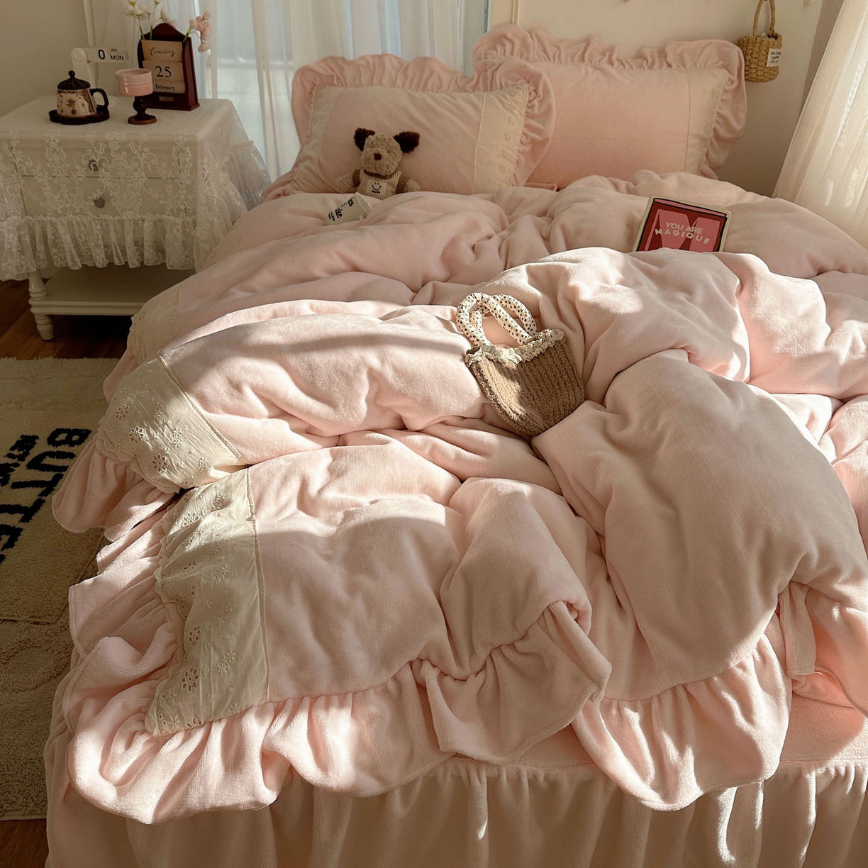 91家纺网 家纺一手货源 找家纺 轻奢坊 2025新款牛奶绒纯色全棉蕾丝大花边四件套-软乎系列 软乎粉