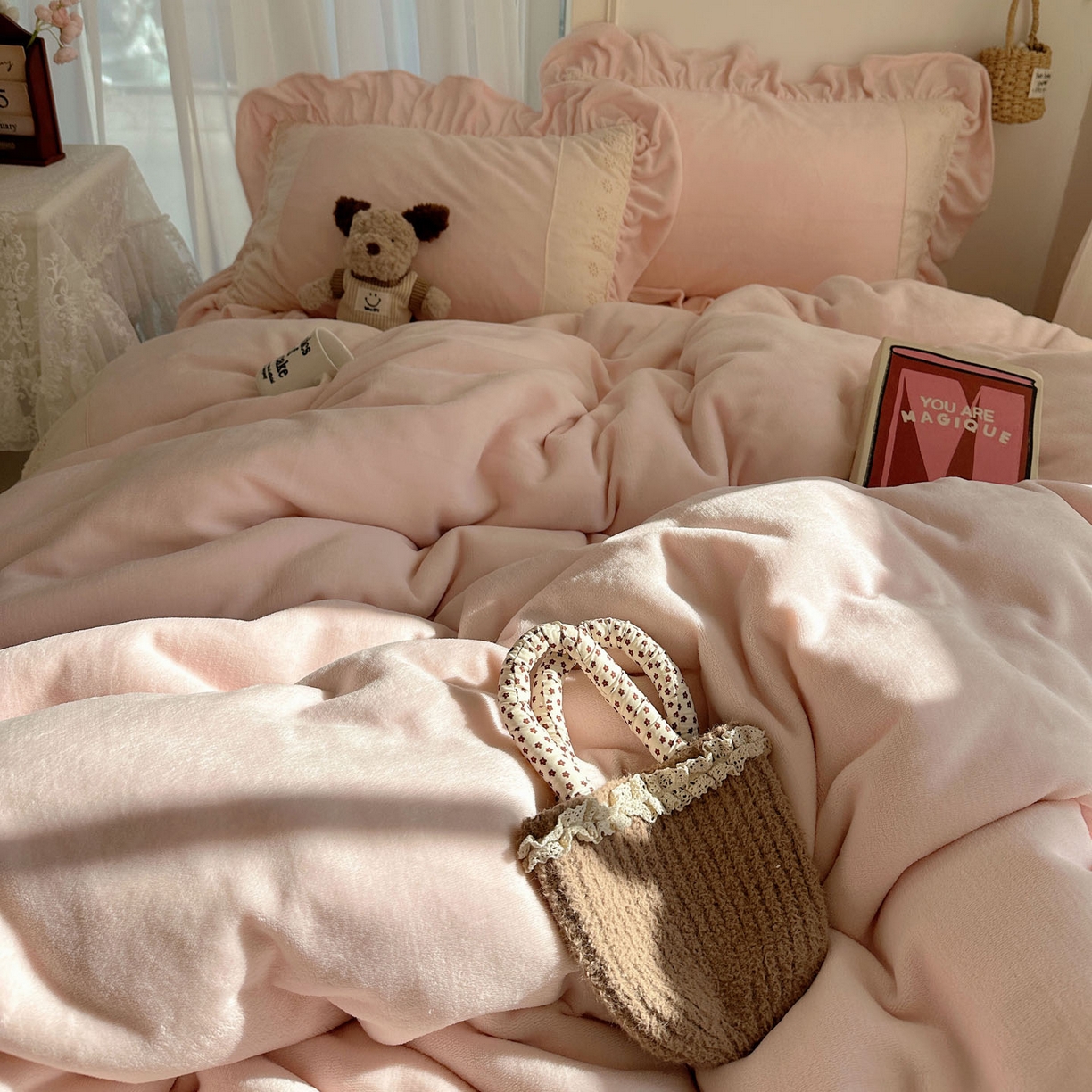 91家纺网 家纺一手货源 找家纺 轻奢坊 2025新款牛奶绒纯色全棉蕾丝大花边四件套-软乎系列 软乎粉