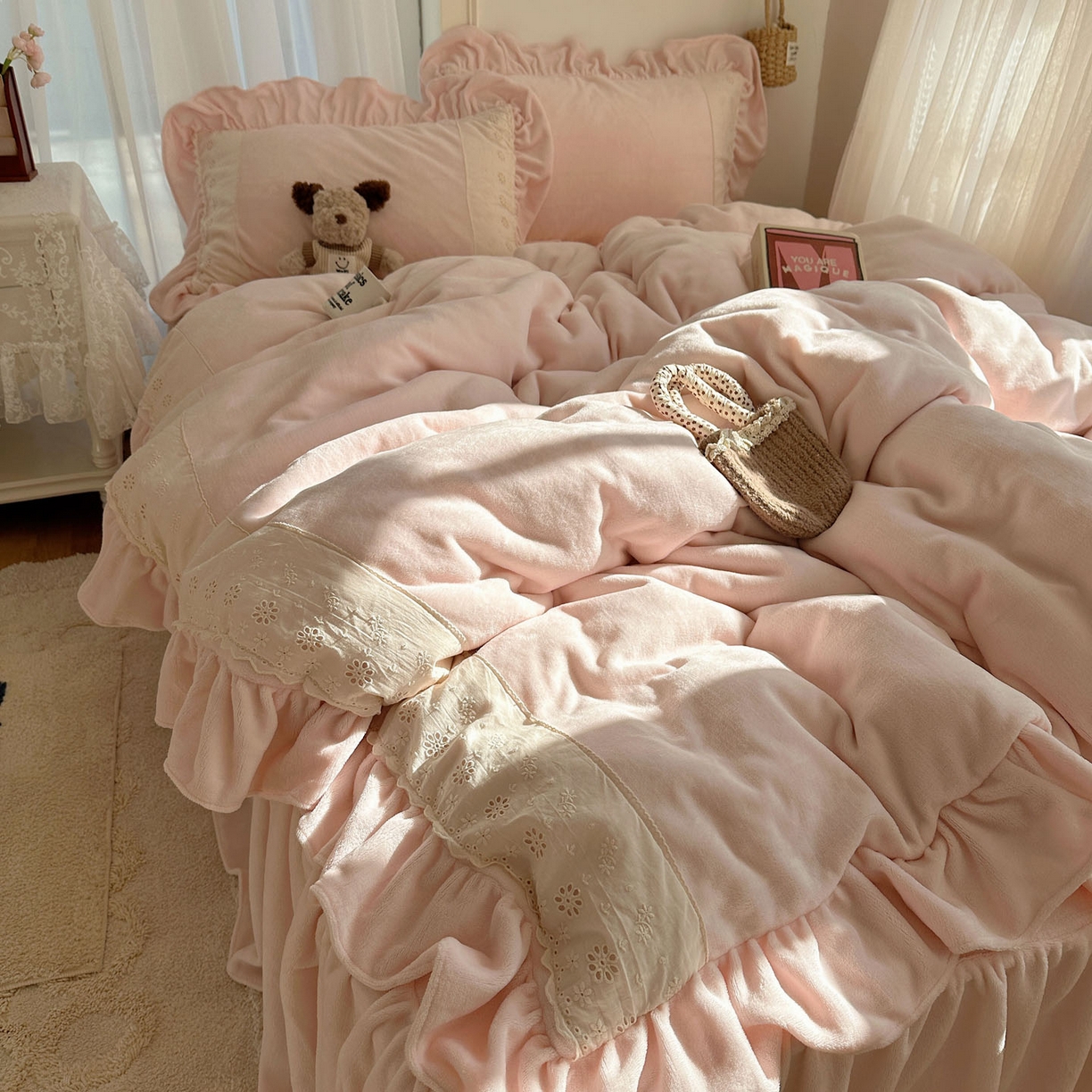 91家纺网 家纺一手货源 找家纺 轻奢坊 2025新款牛奶绒纯色全棉蕾丝大花边四件套-软乎系列 软乎粉