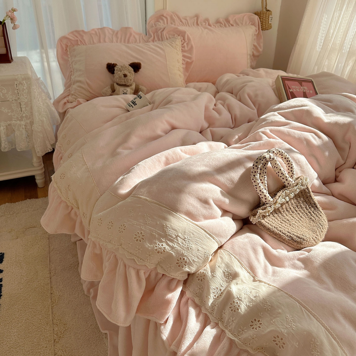 91家纺网 家纺一手货源 找家纺 轻奢坊 2025新款牛奶绒纯色全棉蕾丝大花边四件套-软乎系列 软乎粉