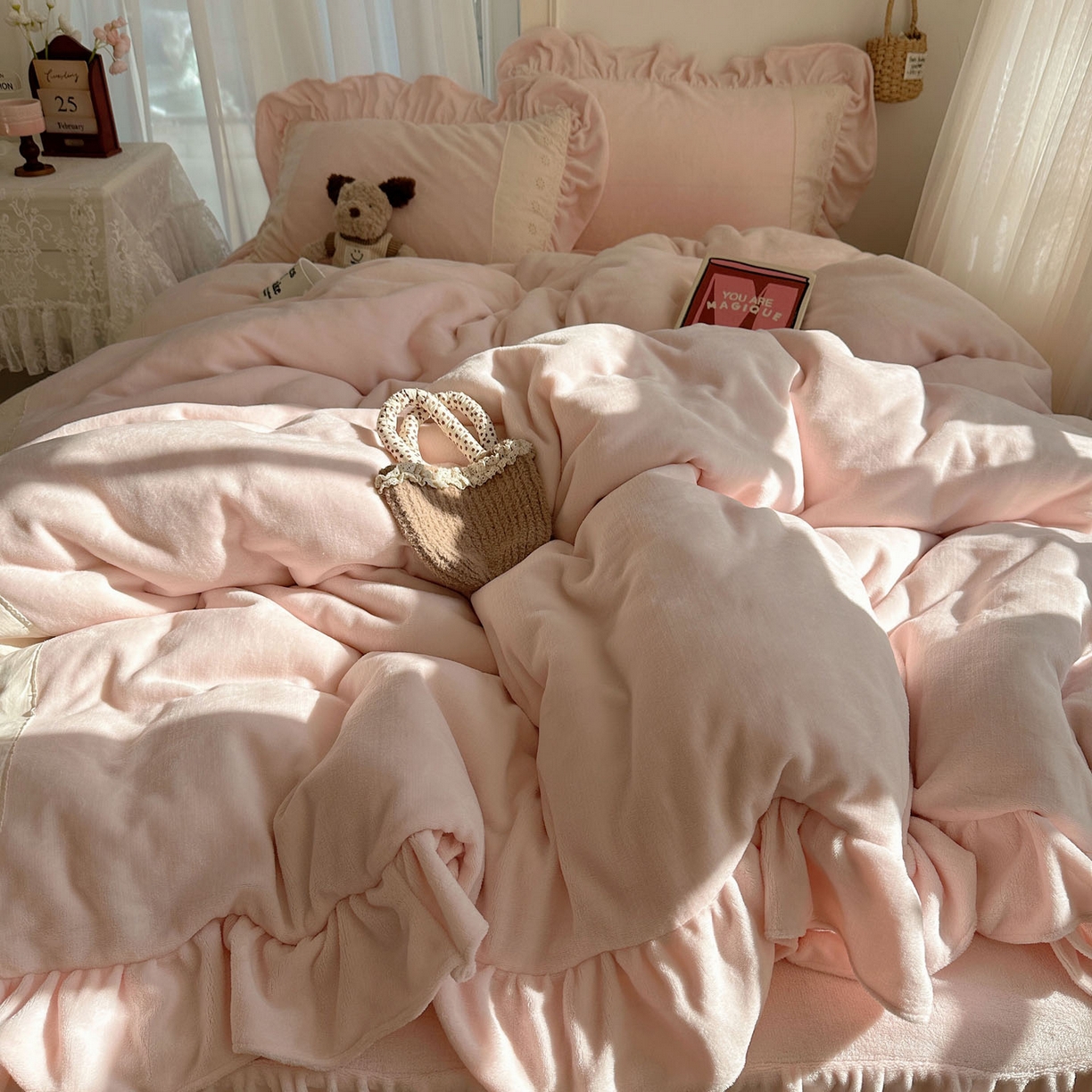 91家纺网 家纺一手货源 找家纺 轻奢坊 2025新款牛奶绒纯色全棉蕾丝大花边四件套-软乎系列 软乎粉