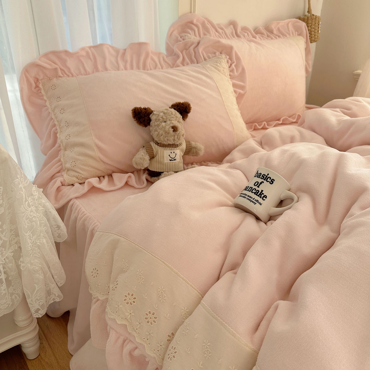 91家纺网 家纺一手货源 找家纺 轻奢坊 2025新款牛奶绒纯色全棉蕾丝大花边四件套-软乎系列 软乎粉