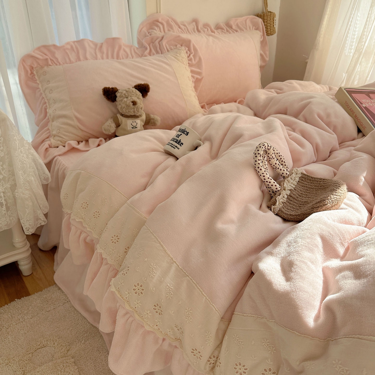 91家纺网 家纺一手货源 找家纺 轻奢坊 2025新款牛奶绒纯色全棉蕾丝大花边四件套-软乎系列 软乎粉