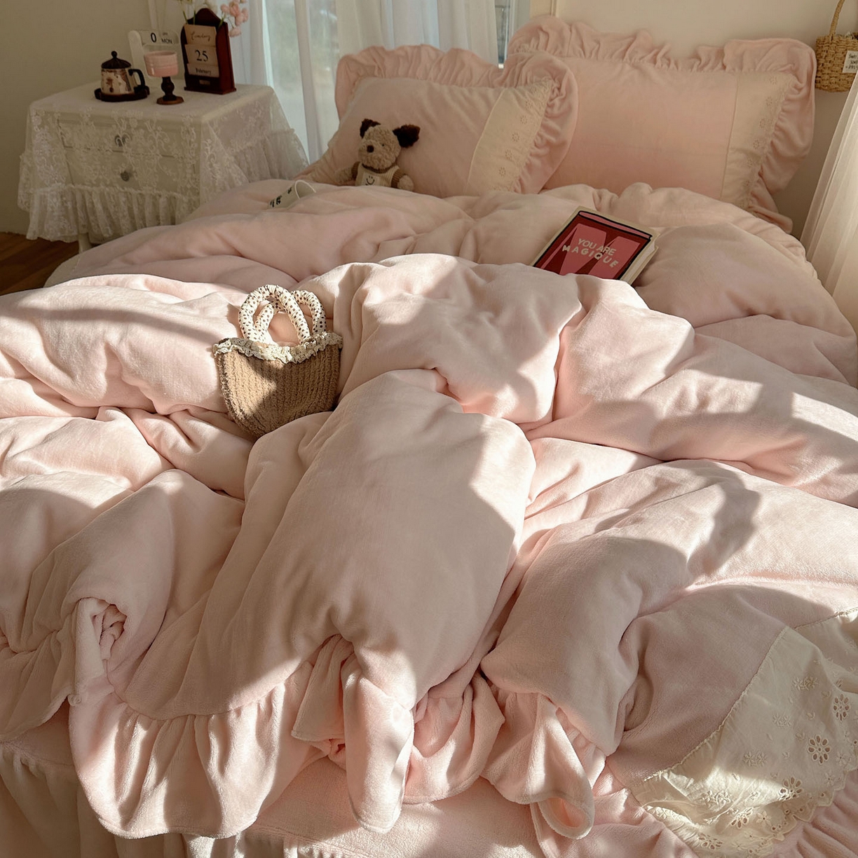 91家纺网 家纺一手货源 找家纺 轻奢坊 2025新款牛奶绒纯色全棉蕾丝大花边四件套-软乎系列 软乎粉