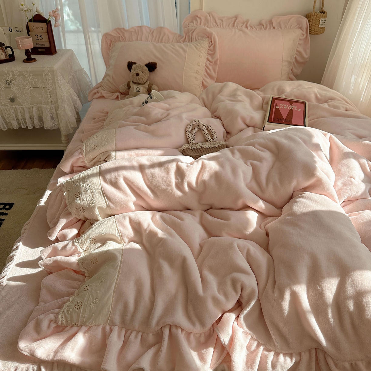 91家纺网 家纺一手货源 找家纺 轻奢坊 2025新款牛奶绒纯色全棉蕾丝大花边四件套-软乎系列 软乎粉