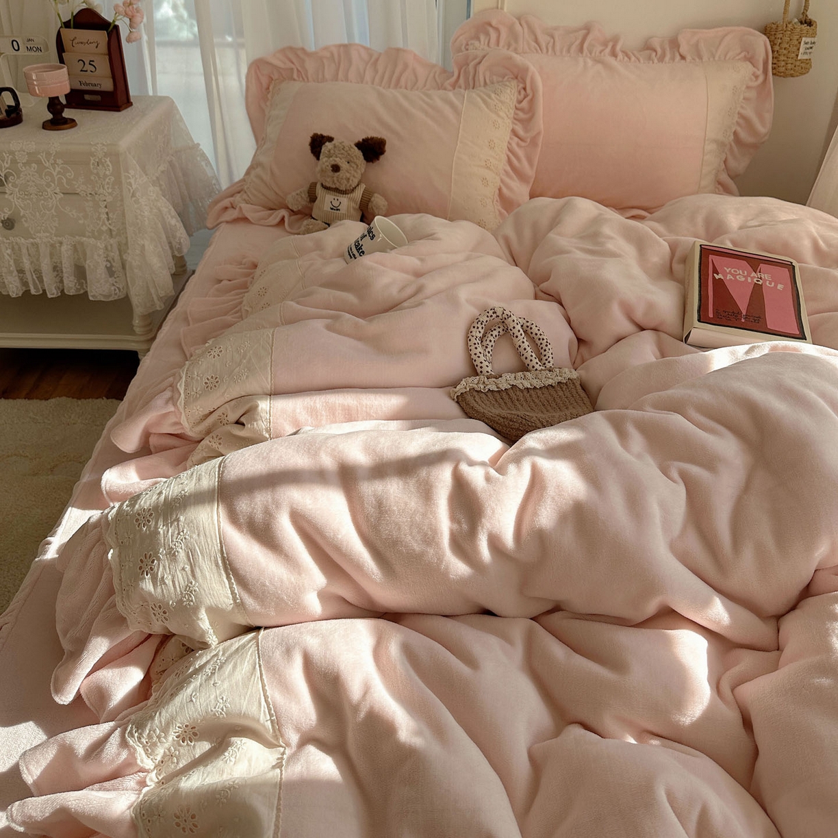 91家纺网 家纺一手货源 找家纺 轻奢坊 2025新款牛奶绒纯色全棉蕾丝大花边四件套-软乎系列 软乎粉