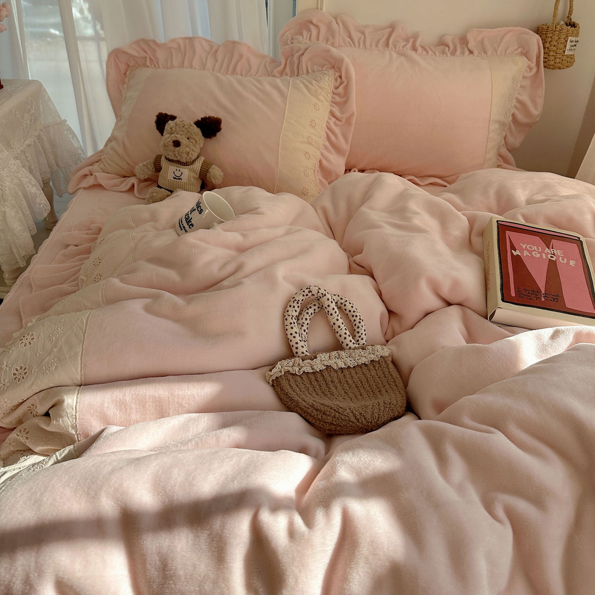 91家纺网 家纺一手货源 找家纺 轻奢坊 2025新款牛奶绒纯色全棉蕾丝大花边四件套-软乎系列 软乎粉