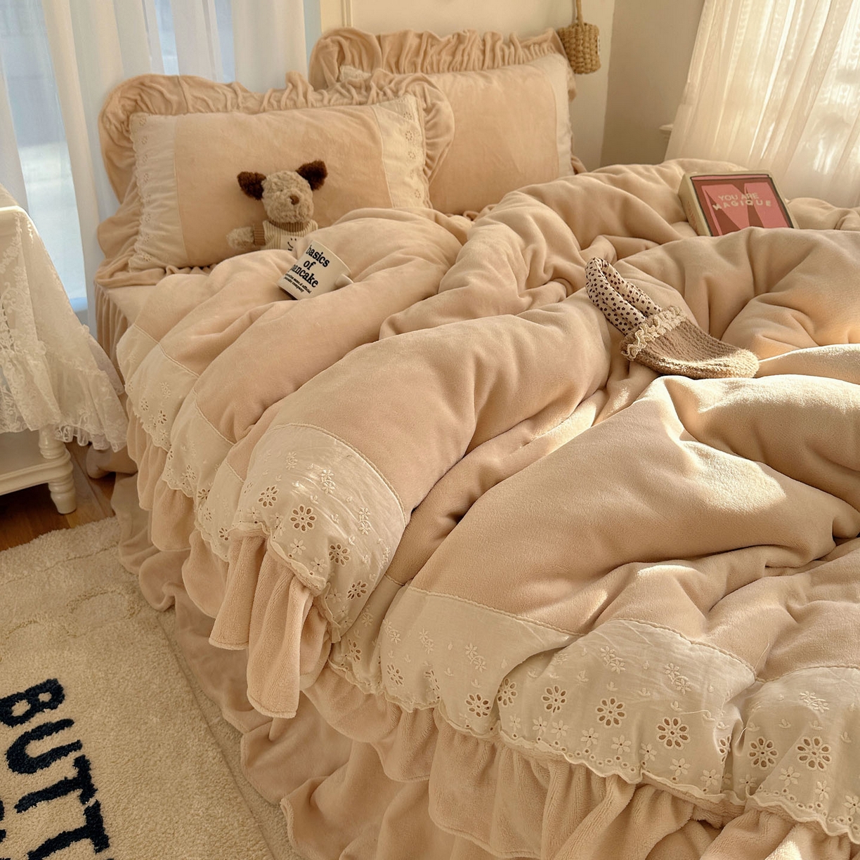 91家纺网 家纺一手货源 找家纺 轻奢坊 2025新款牛奶绒纯色全棉蕾丝大花边四件套-软乎系列 软乎咖