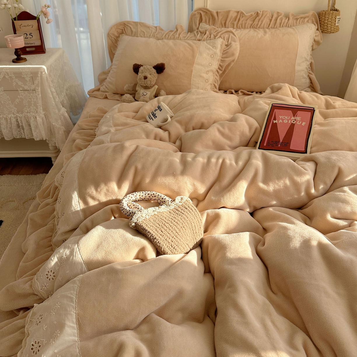 91家纺网 家纺一手货源 找家纺 轻奢坊 2025新款牛奶绒纯色全棉蕾丝大花边四件套-软乎系列 软乎咖