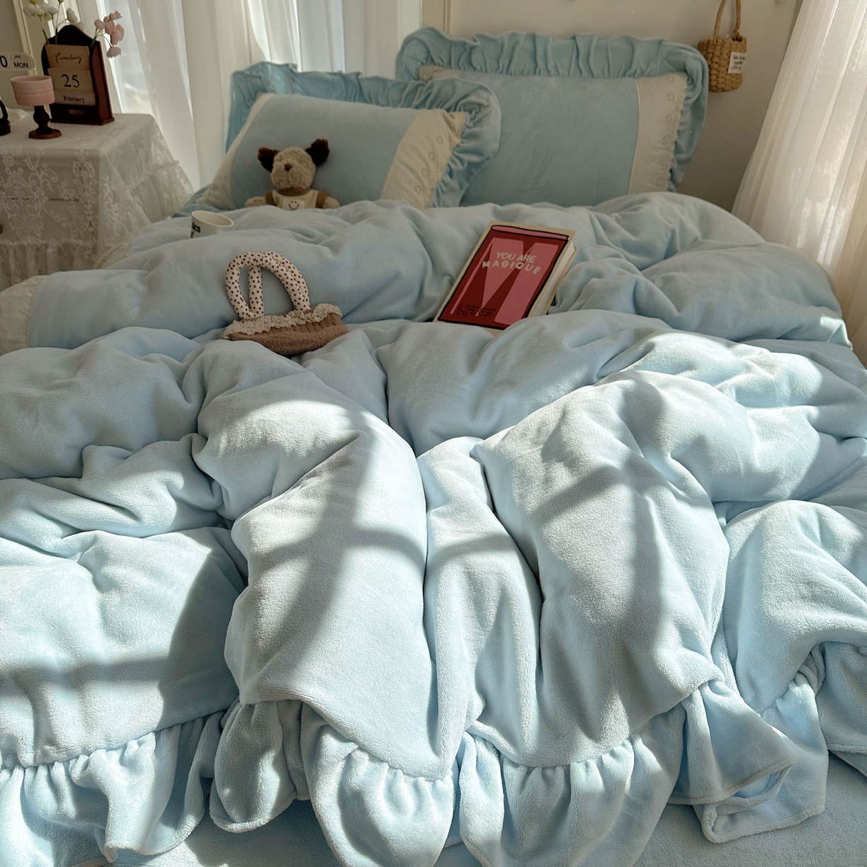 91家纺网 家纺一手货源 找家纺 轻奢坊 2025新款牛奶绒纯色全棉蕾丝大花边四件套-软乎系列 软乎蓝