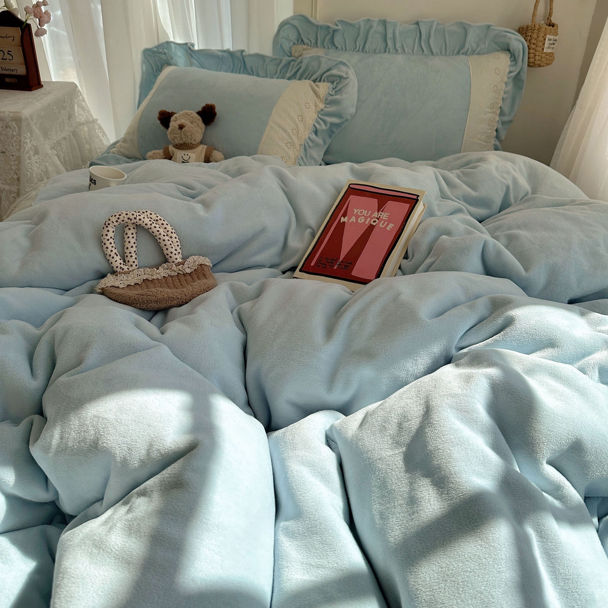 91家纺网 家纺一手货源 找家纺 轻奢坊 2025新款牛奶绒纯色全棉蕾丝大花边四件套-软乎系列 软乎蓝