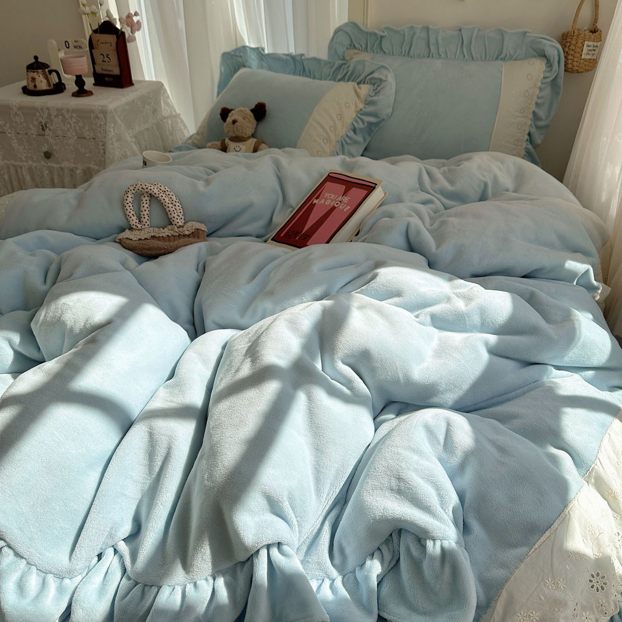 91家纺网 家纺一手货源 找家纺 轻奢坊 2025新款牛奶绒纯色全棉蕾丝大花边四件套-软乎系列 软乎蓝