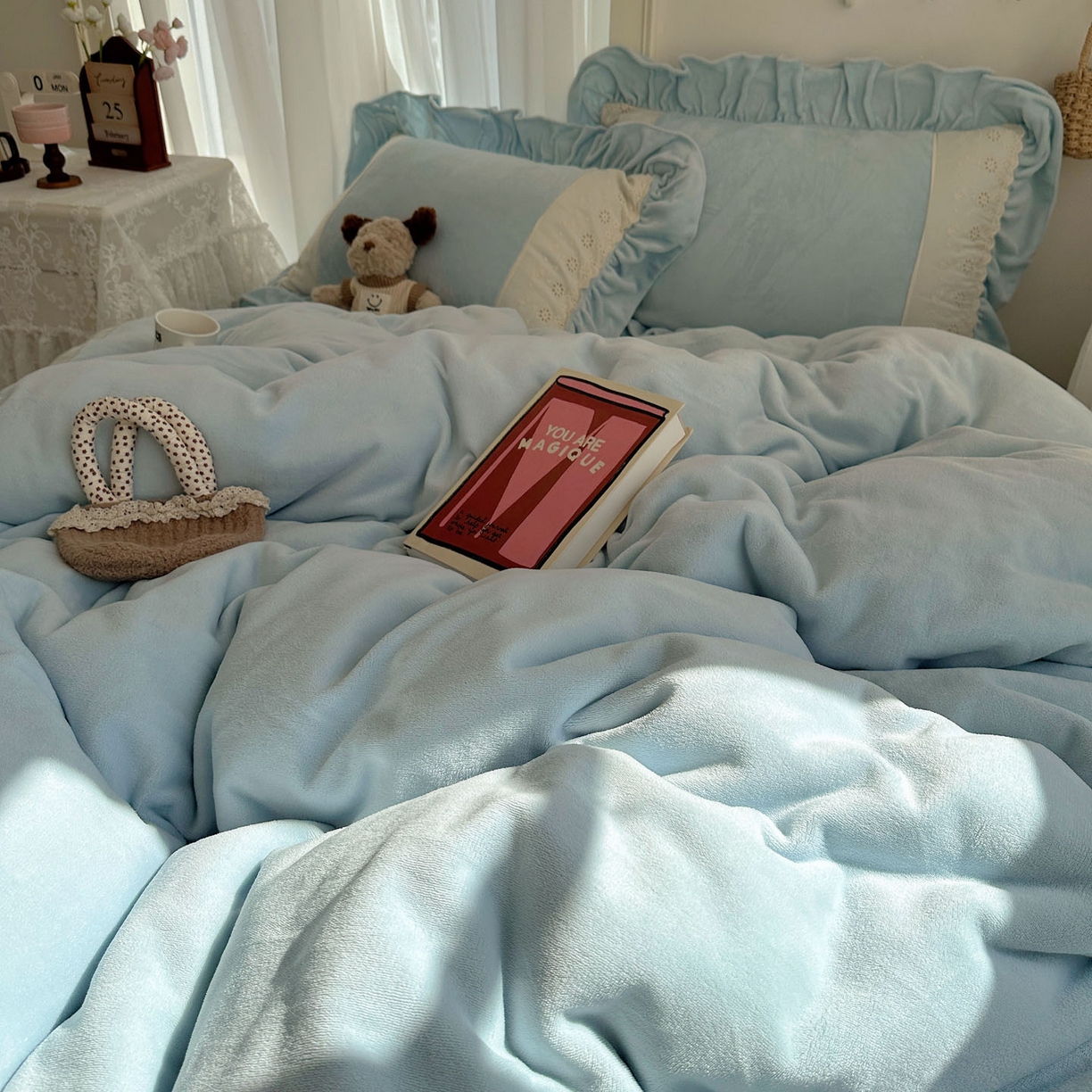 91家纺网 家纺一手货源 找家纺 轻奢坊 2025新款牛奶绒纯色全棉蕾丝大花边四件套-软乎系列 软乎蓝