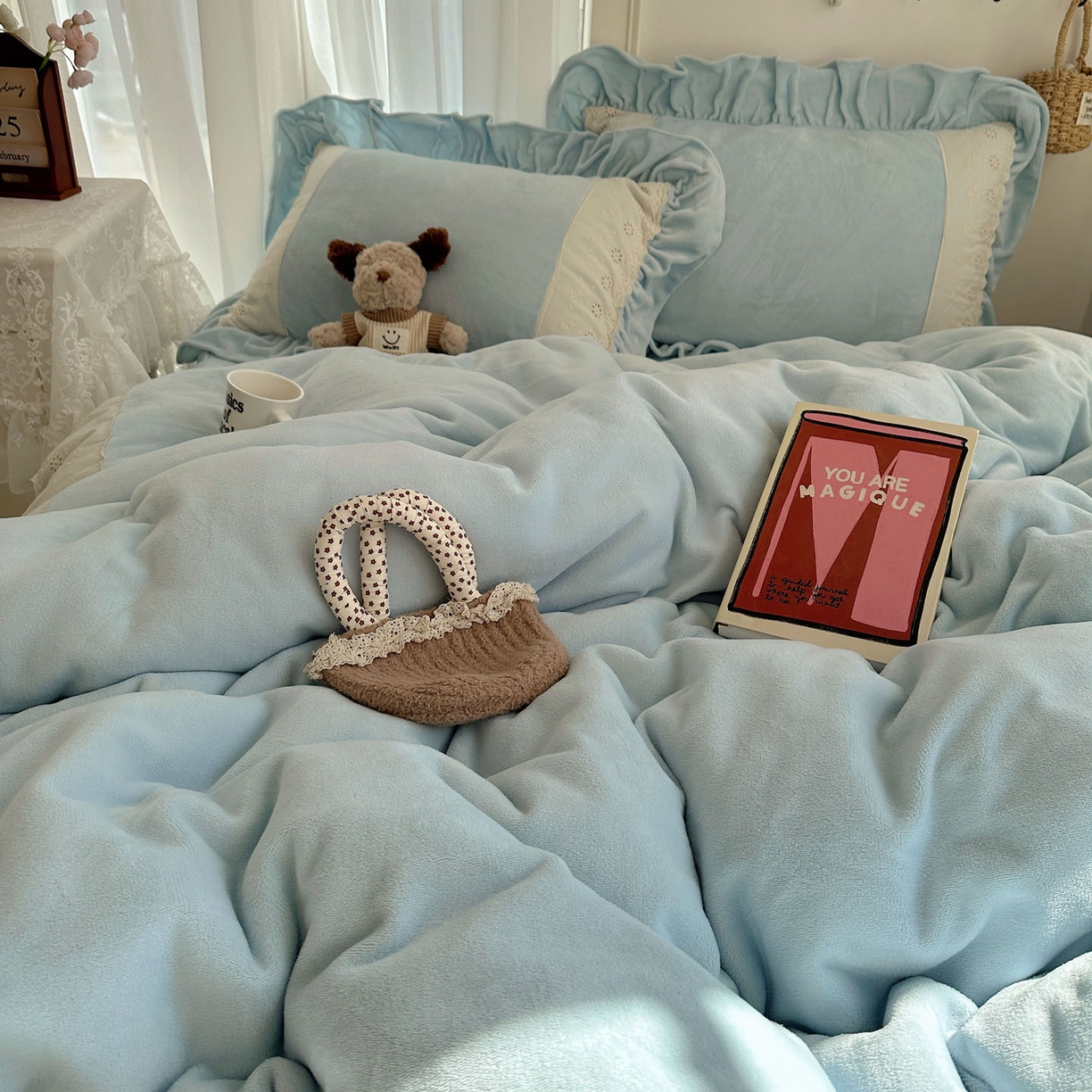 91家纺网 家纺一手货源 找家纺 轻奢坊 2025新款牛奶绒纯色全棉蕾丝大花边四件套-软乎系列 软乎蓝