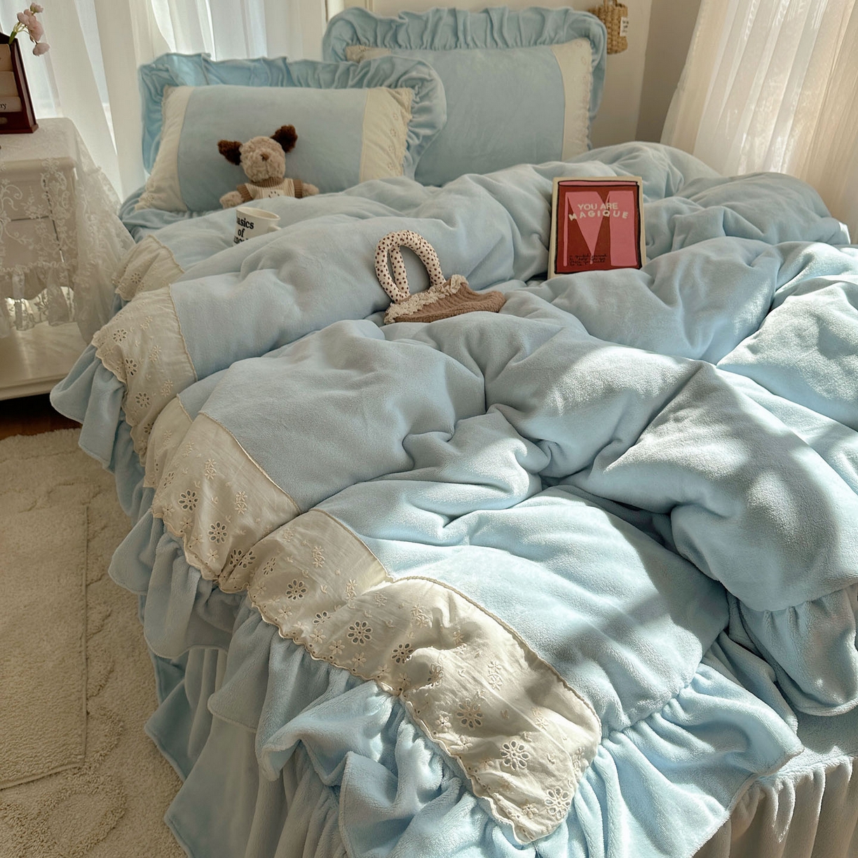 91家纺网 家纺一手货源 找家纺 轻奢坊 2025新款牛奶绒纯色全棉蕾丝大花边四件套-软乎系列 软乎蓝