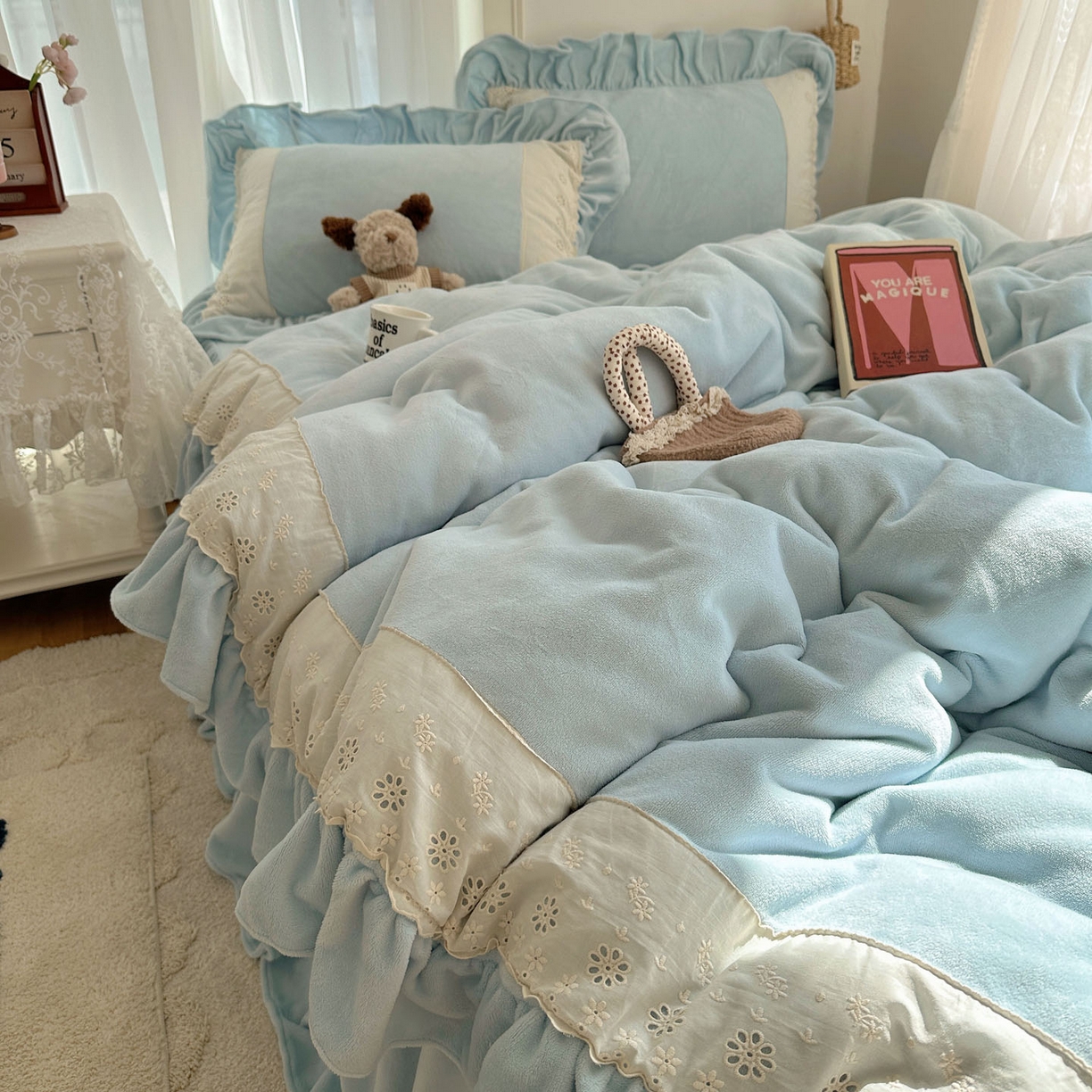 91家纺网 家纺一手货源 找家纺 轻奢坊 2025新款牛奶绒纯色全棉蕾丝大花边四件套-软乎系列 软乎蓝