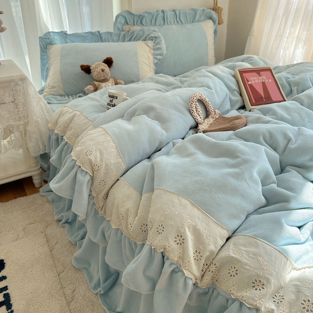 91家纺网 家纺一手货源 找家纺 轻奢坊 2025新款牛奶绒纯色全棉蕾丝大花边四件套-软乎系列 软乎蓝
