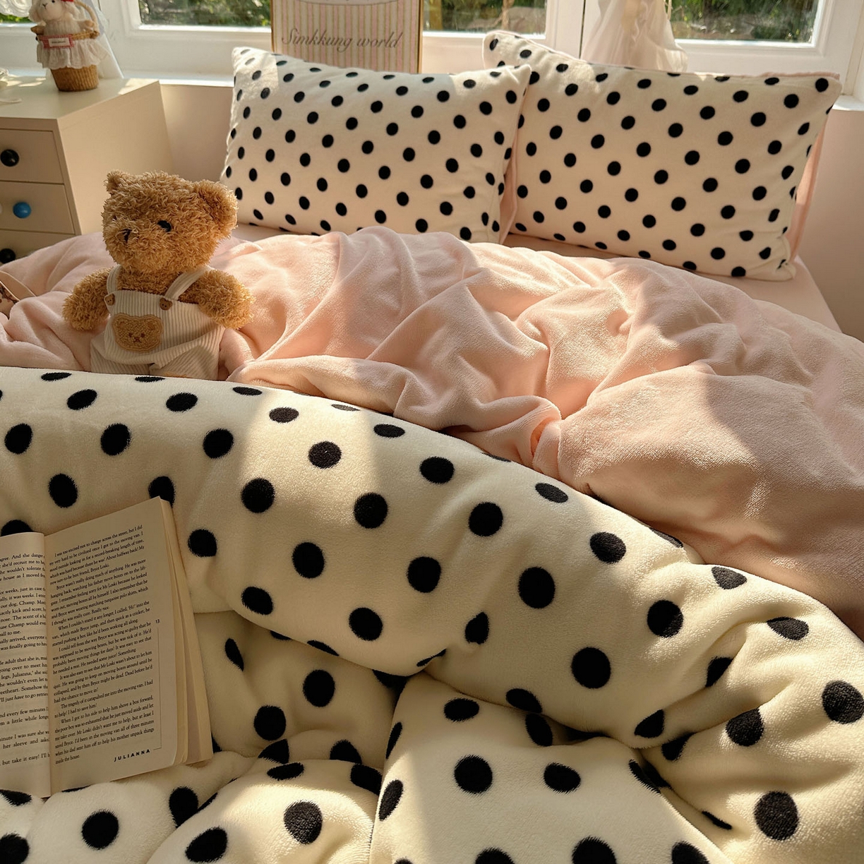 91家纺网 家纺一手货源 找家纺 优选 2025新款小清新加厚高克重牛奶绒四件套直播爆款电商爆款波利圆点-白