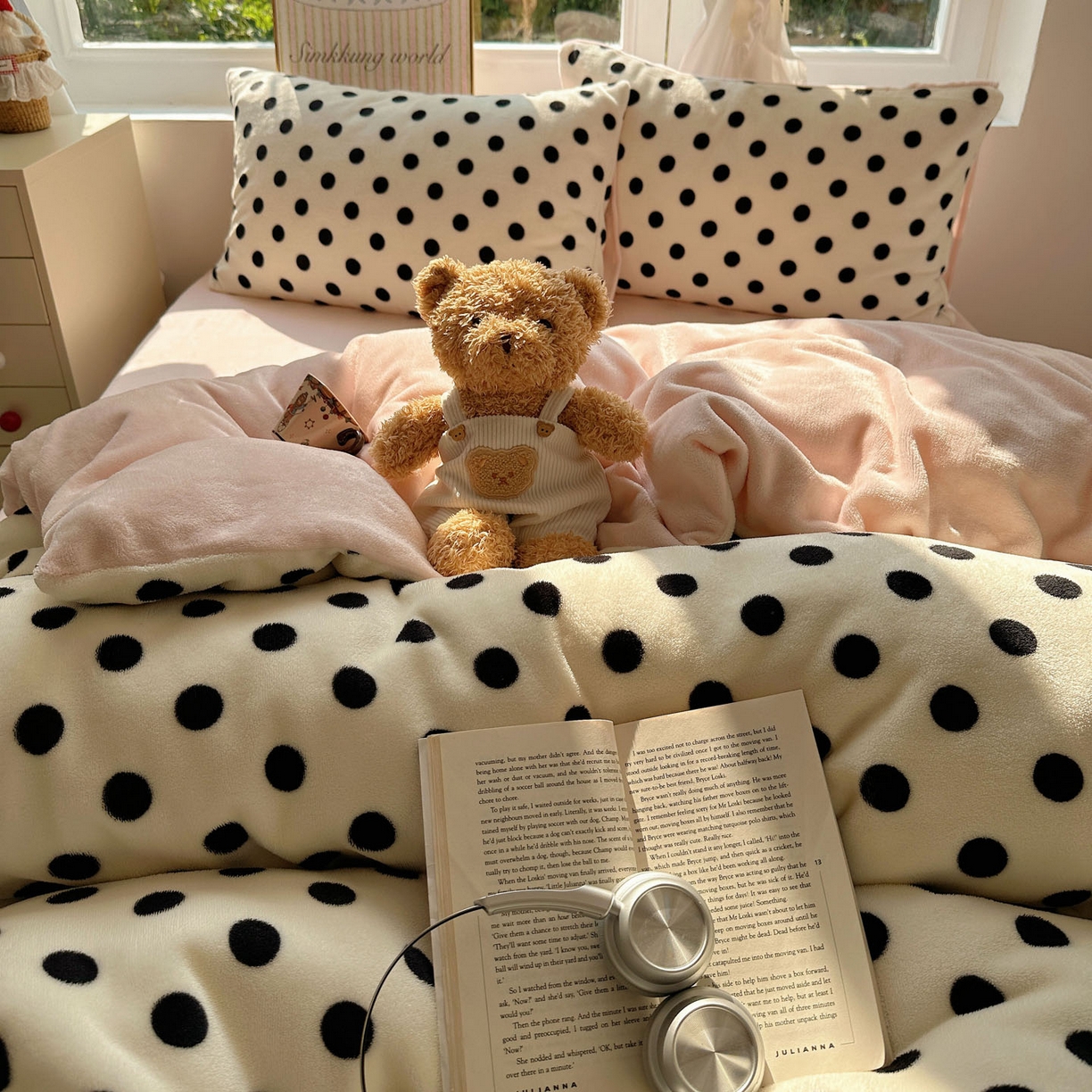 91家纺网 家纺一手货源 找家纺 优选 2025新款小清新加厚高克重牛奶绒四件套直播爆款电商爆款波利圆点-白