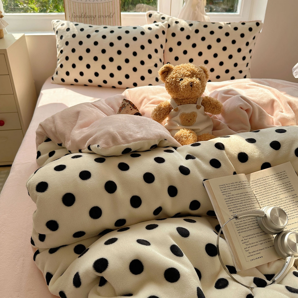 91家纺网 家纺一手货源 找家纺 优选 2025新款小清新加厚高克重牛奶绒四件套直播爆款电商爆款波利圆点-白