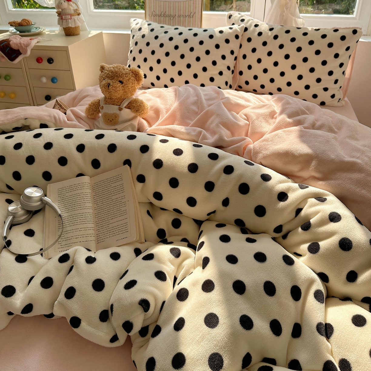 91家纺网 家纺一手货源 找家纺 优选 2025新款小清新加厚高克重牛奶绒四件套直播爆款电商爆款波利圆点-白