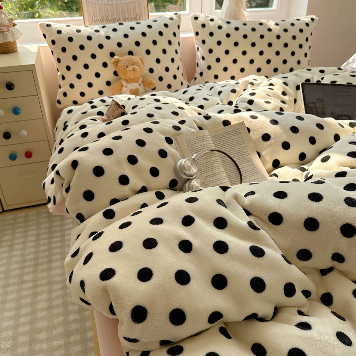 91家纺网 家纺一手货源 找家纺 优选 2025新款小清新加厚高克重牛奶绒四件套直播爆款电商爆款波利圆点-白