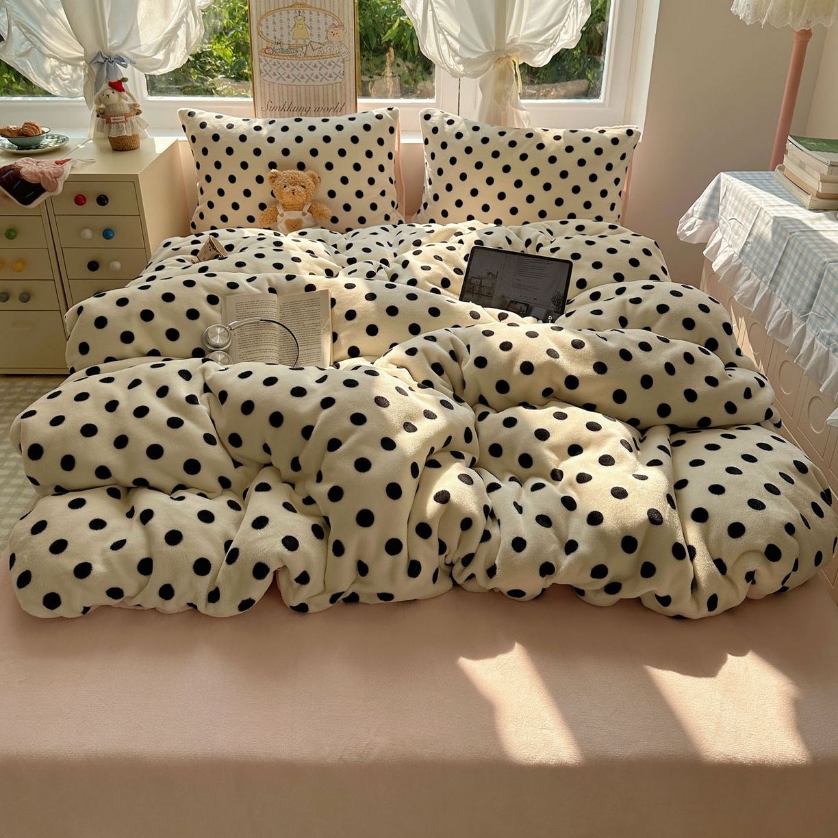 91家纺网 家纺一手货源 找家纺 优选 2025新款小清新加厚高克重牛奶绒四件套直播爆款电商爆款波利圆点-白