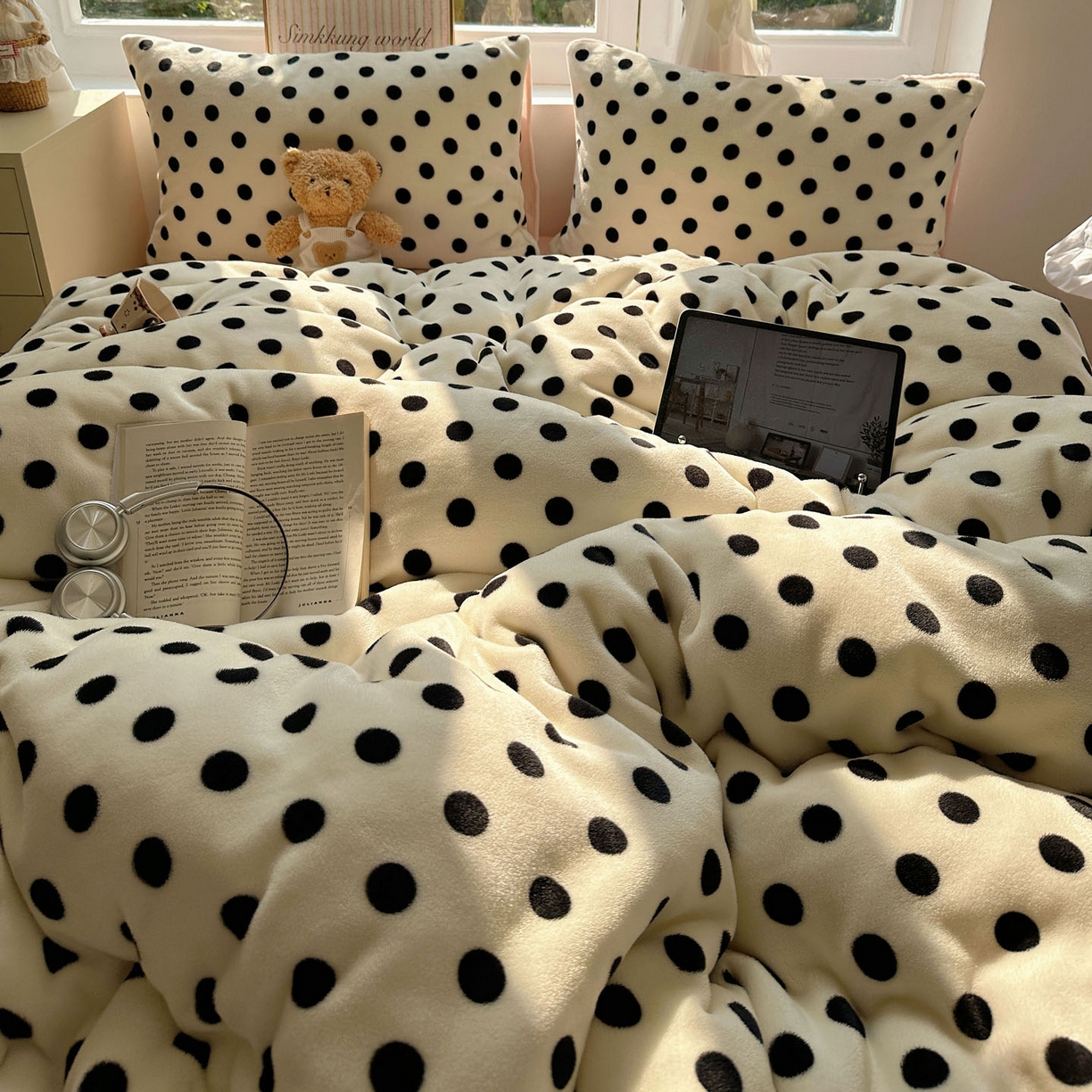 91家纺网 家纺一手货源 找家纺 优选 2025新款小清新加厚高克重牛奶绒四件套直播爆款电商爆款波利圆点-白