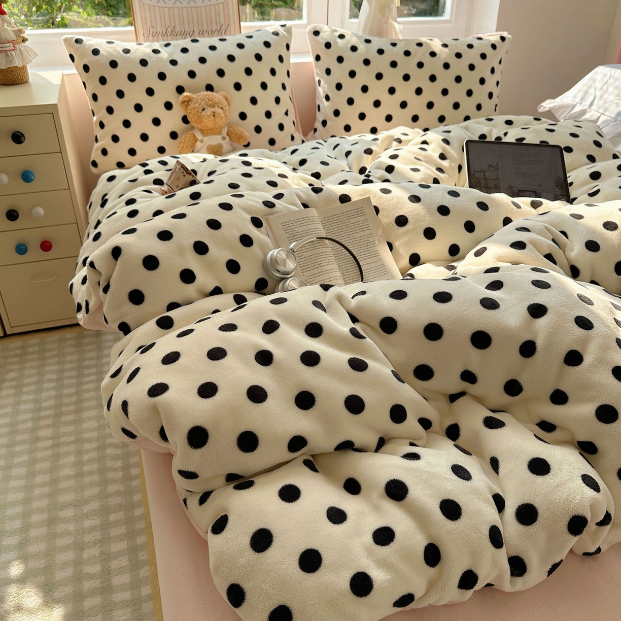 91家纺网 家纺一手货源 找家纺 优选 2025新款小清新加厚高克重牛奶绒四件套直播爆款电商爆款波利圆点-白