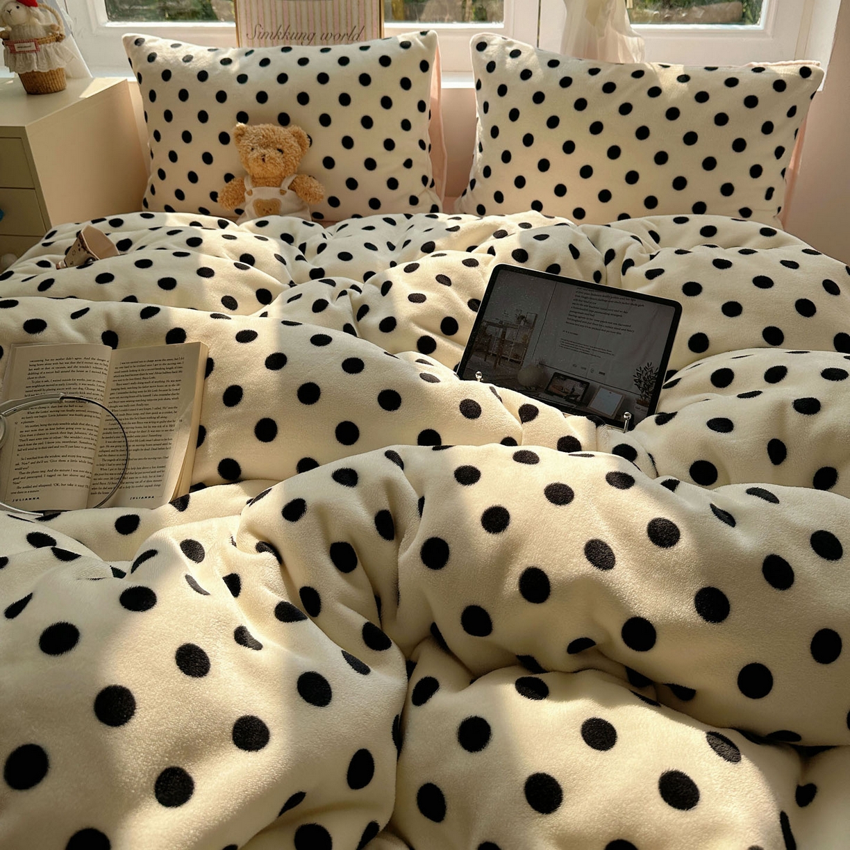 91家纺网 家纺一手货源 找家纺 优选 2025新款小清新加厚高克重牛奶绒四件套直播爆款电商爆款波利圆点-白