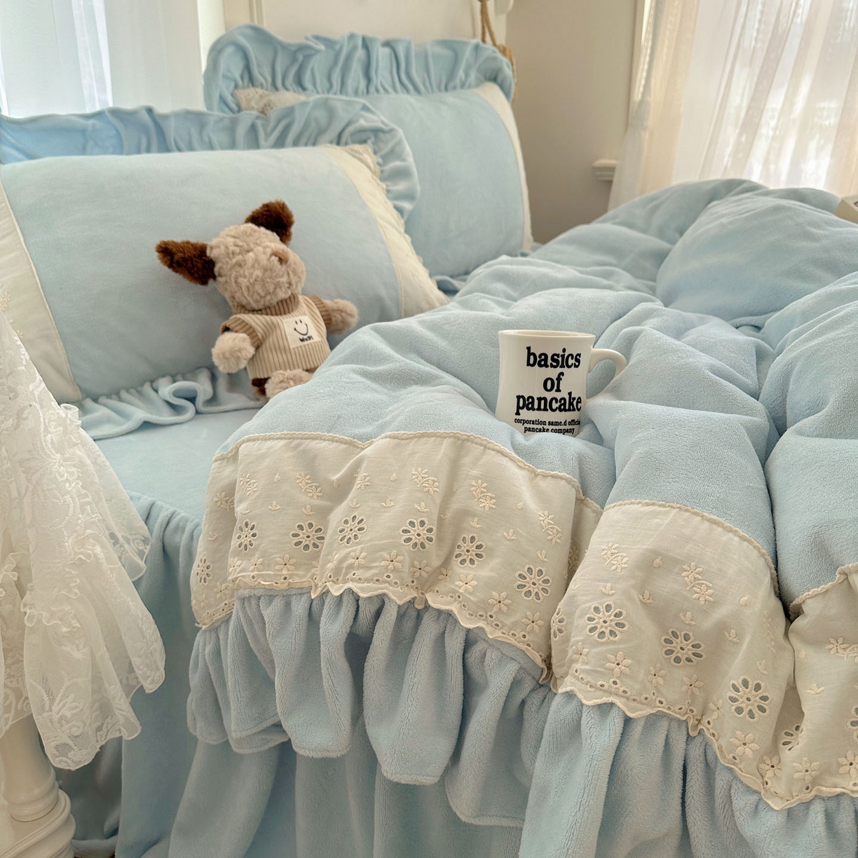 91家纺网 家纺一手货源 找家纺 轻奢坊 2025新款牛奶绒纯色全棉蕾丝大花边四件套-软乎系列 软乎蓝
