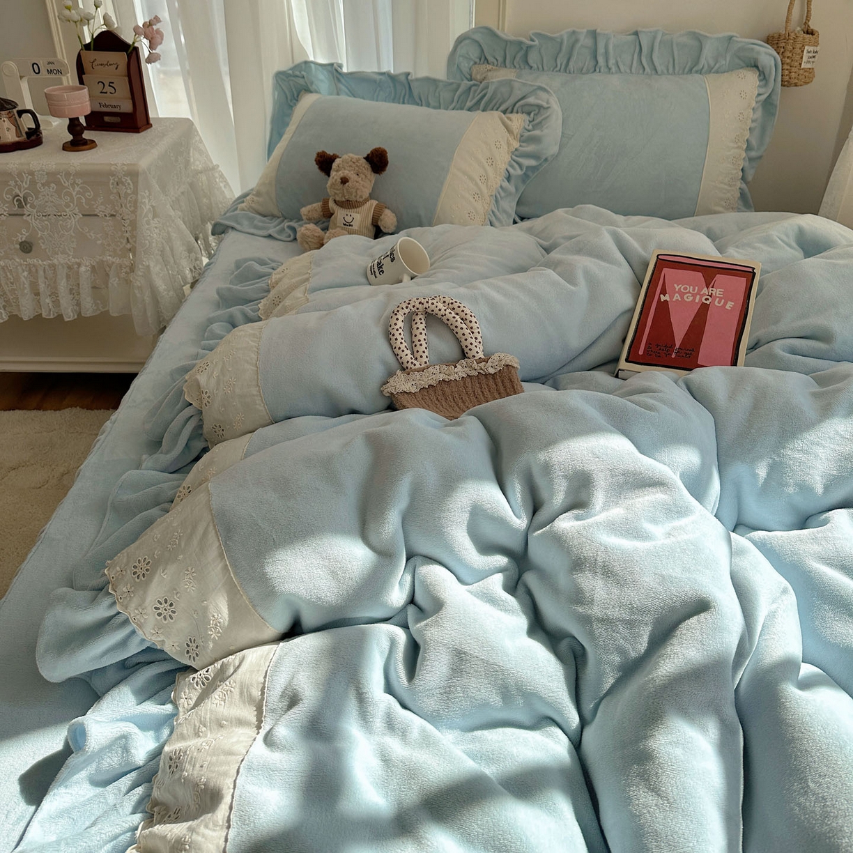 91家纺网 家纺一手货源 找家纺 轻奢坊 2025新款牛奶绒纯色全棉蕾丝大花边四件套-软乎系列 软乎蓝