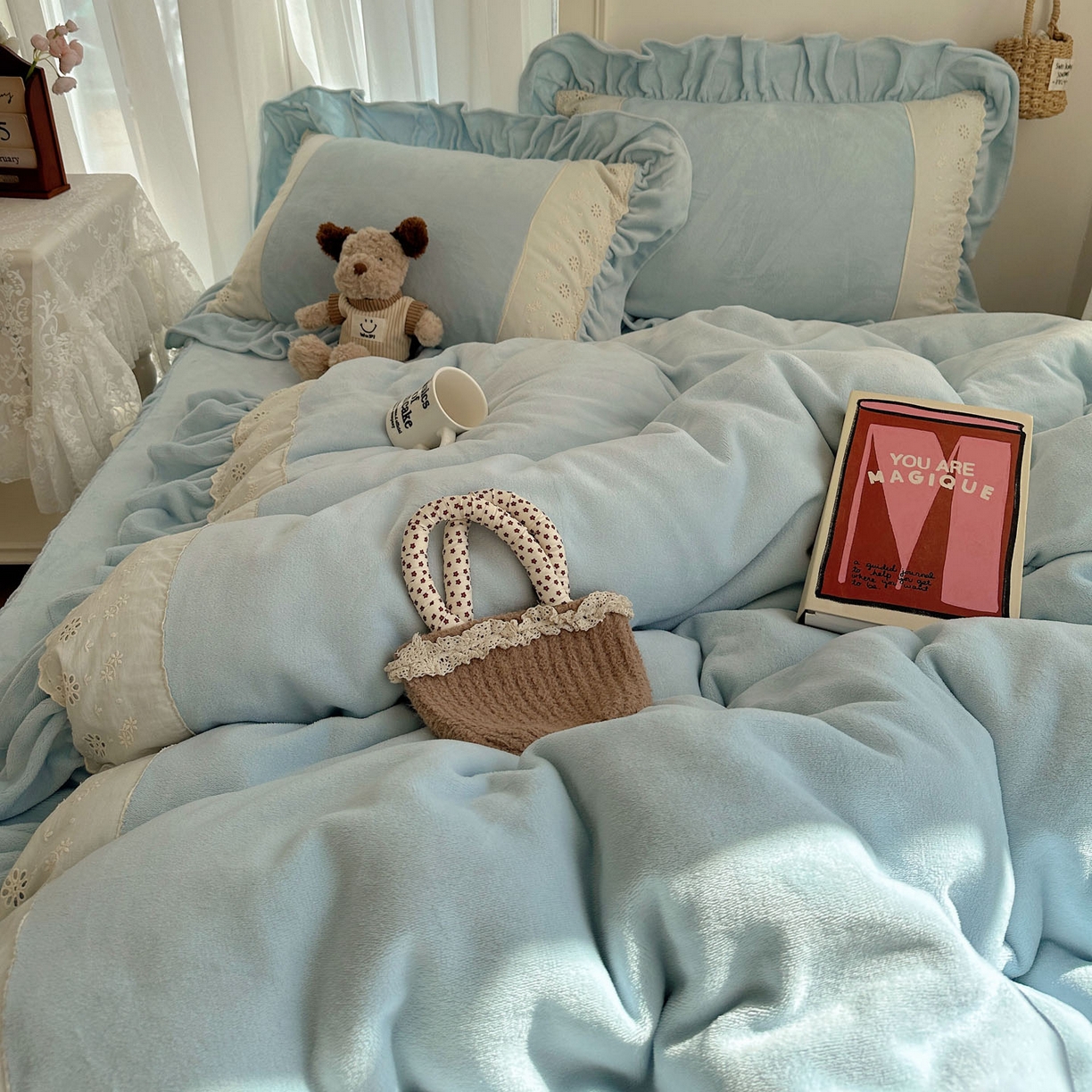 91家纺网 家纺一手货源 找家纺 轻奢坊 2025新款牛奶绒纯色全棉蕾丝大花边四件套-软乎系列 软乎蓝