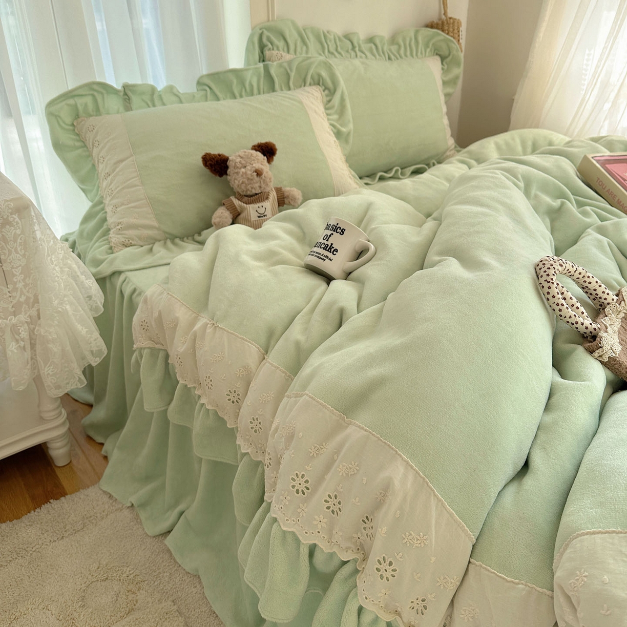 91家纺网 家纺一手货源 找家纺 轻奢坊 2025新款牛奶绒纯色全棉蕾丝大花边四件套-软乎系列 软乎绿