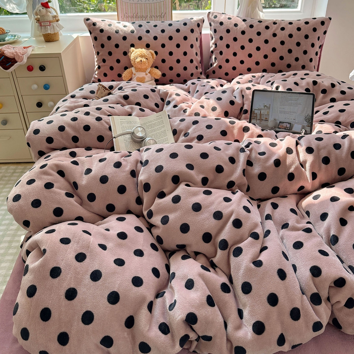 91家纺网 家纺一手货源 找家纺 优选 2025新款小清新加厚高克重牛奶绒四件套直播爆款电商爆款波利圆点-紫